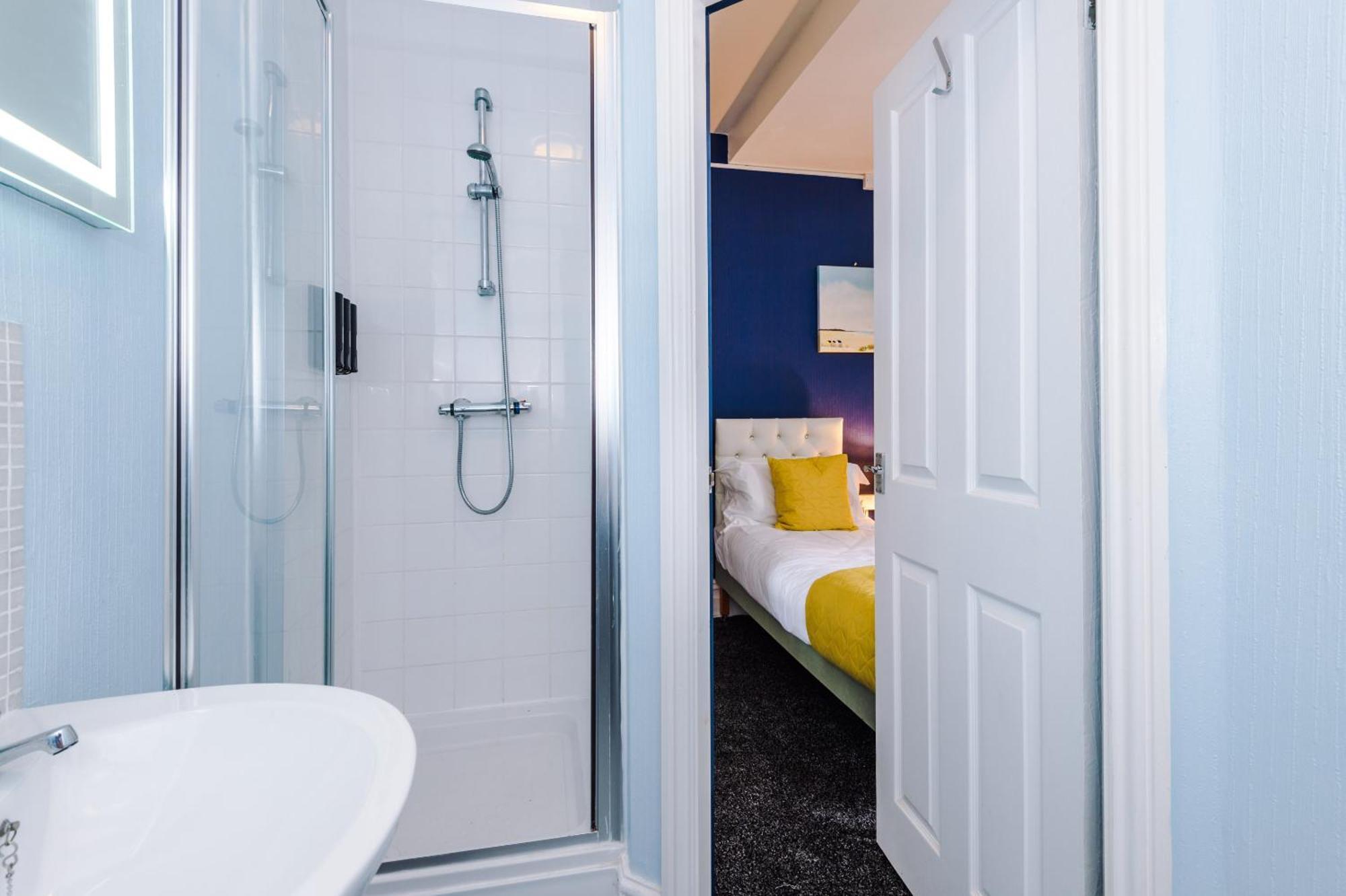 Pebbles Guest House Blackpool Exterior photo