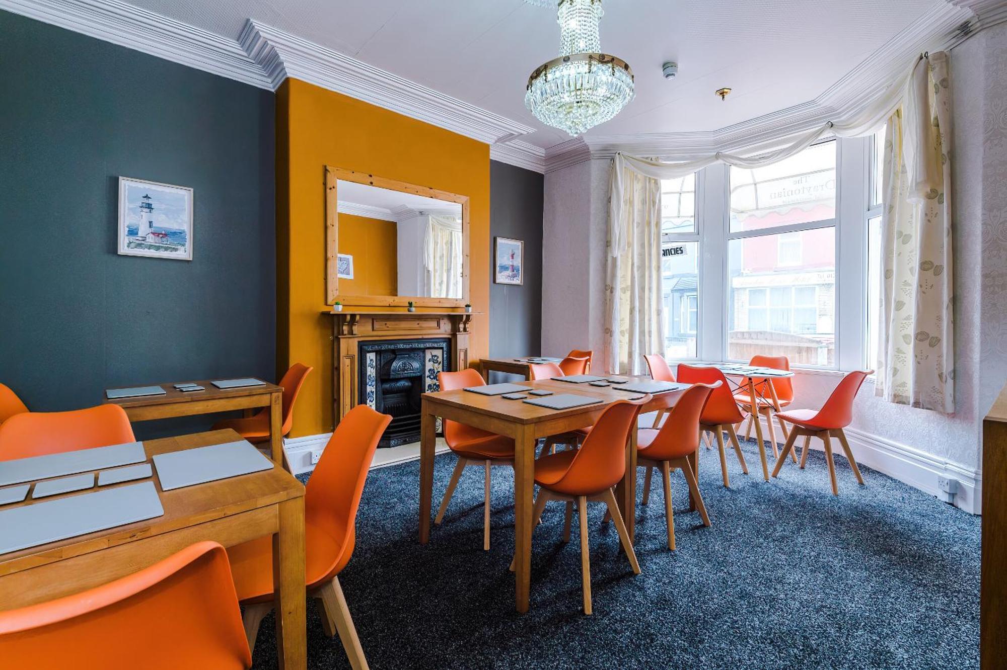 Pebbles Guest House Blackpool Exterior photo